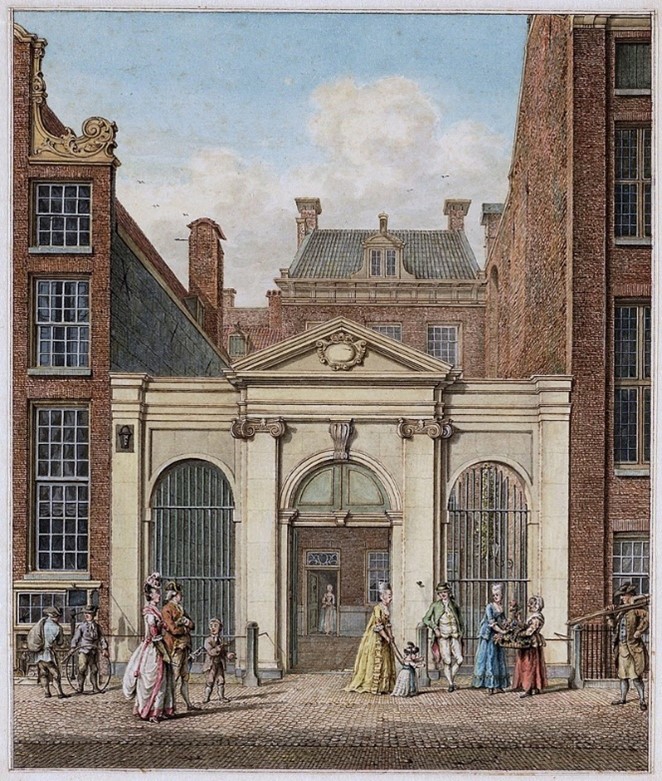  de Schouwburgpoort c. 1770. Dit was de toegang tot de schouwburg (afbeelding: De ingang van de Schouwburg van Van Campen rond 1770, via Wikimedia Commons).