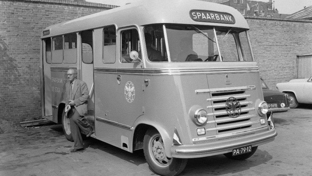 Mobiel bijkantoor van de Spaarbank voor de stad Amsterdam, 24 augustus 1955. Bron: fotocollectie Anefo, fotograaf J.D. Noske, nummer 2.24.01.04, bestand 907-2929, Nationaal Archief. 