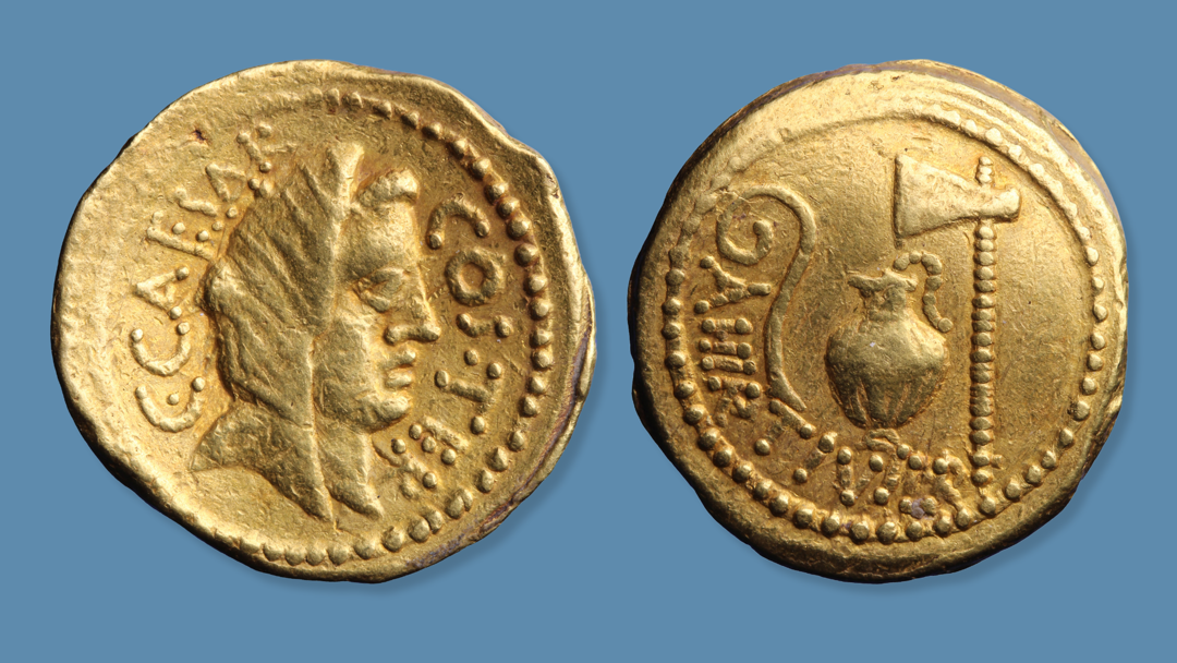 Gouden munt van Julius Caesar, geslagen in Rome, 46 v.Chr.  Op de voorzijde staat het hoofd van Vesta, beschermer van het Romeinse volk. Op de keerzijde attributen die horen bij het priesterschap. Caesar was ook opperpriester (pontifex maximus) van de Romeinen. 